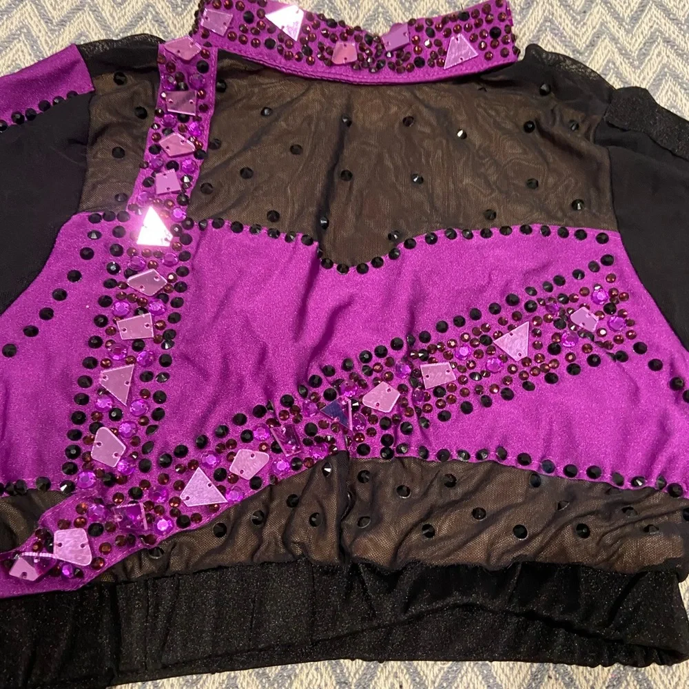 Glamour Costumes 2-Piece Dance Costume – Purple & Black – MA (Adult Medium)